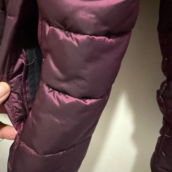 The North Face Women's burgundy/plum Puffer Jacket, Lg - Picture 4 of 10